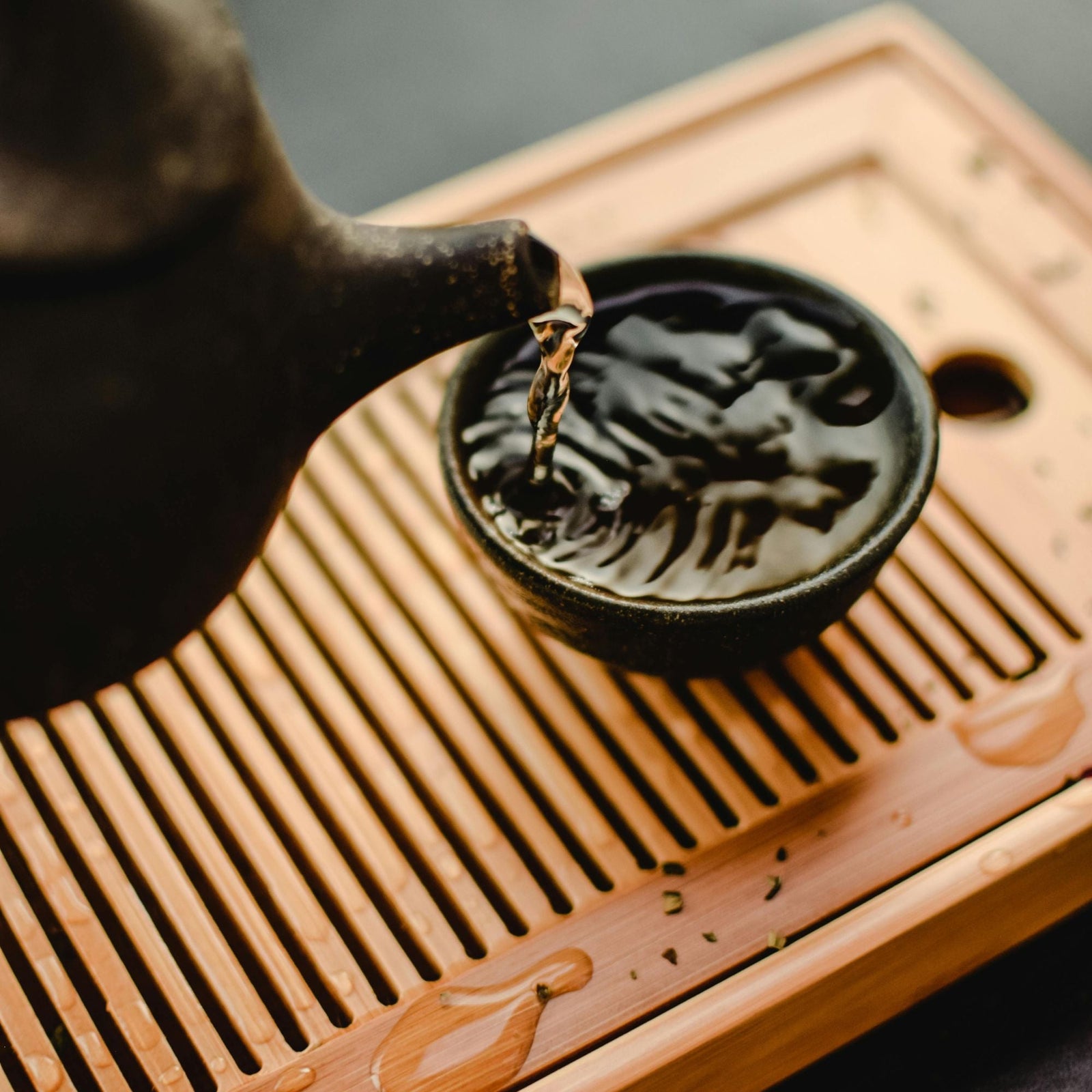 OOLONG TEE UND DIE FERMENTATIONSSTUFEN – DIE KUNST ZWISCHEN GRÜNTEE UND SCHWARZTEE