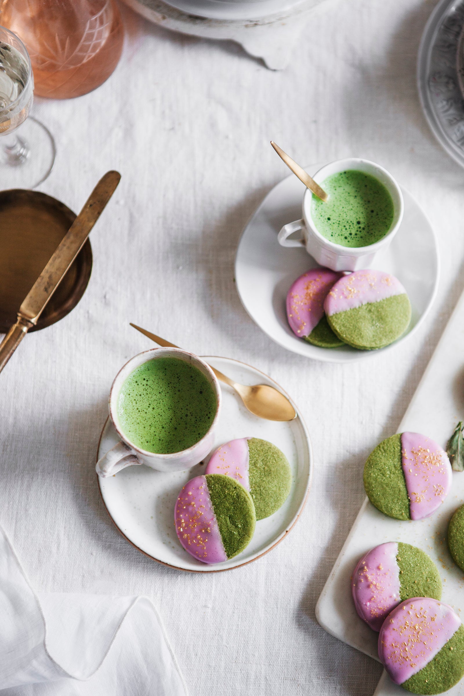 MATCHA SHORTBREAD MIT KIRSCHGUSS